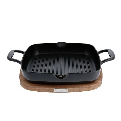 Black Enameled Cast Iron Grill Pan with Acacia Wood Trivet