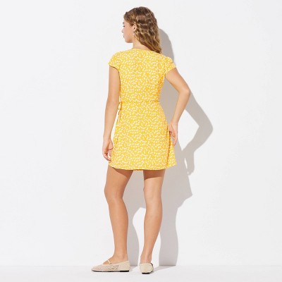 Женские платья Wild Fable Women's Cap Sleeve Mini Wrap Dress - Wild Fable™ Yellow Floral M — фото 2