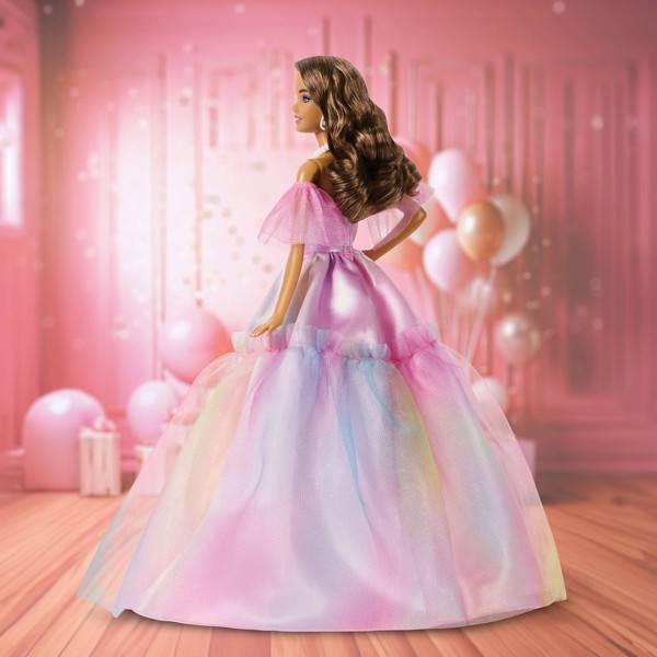 Muñeca Barbie Signature Birthday Wishes con cabello castaño y vestido con efecto arcoíris pastel 4