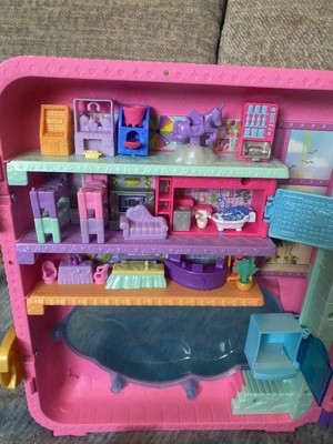 Polly Pocket Dolls, Playset and Travel Toys, 4 Dolls, 1 Vehicle, 25+  Accessories, Resort Roll Away