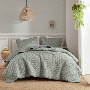 AENKYO All-Season Quilt Set, King 3-Piece Reversible Floral Bedding in Sage Green, Lightweight Microfiber with Matching Shams - 1 of 4