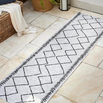 Tribal Diamond Trellis Easy-Care Indoor/Outdoor Area Rug - Black/Ivory