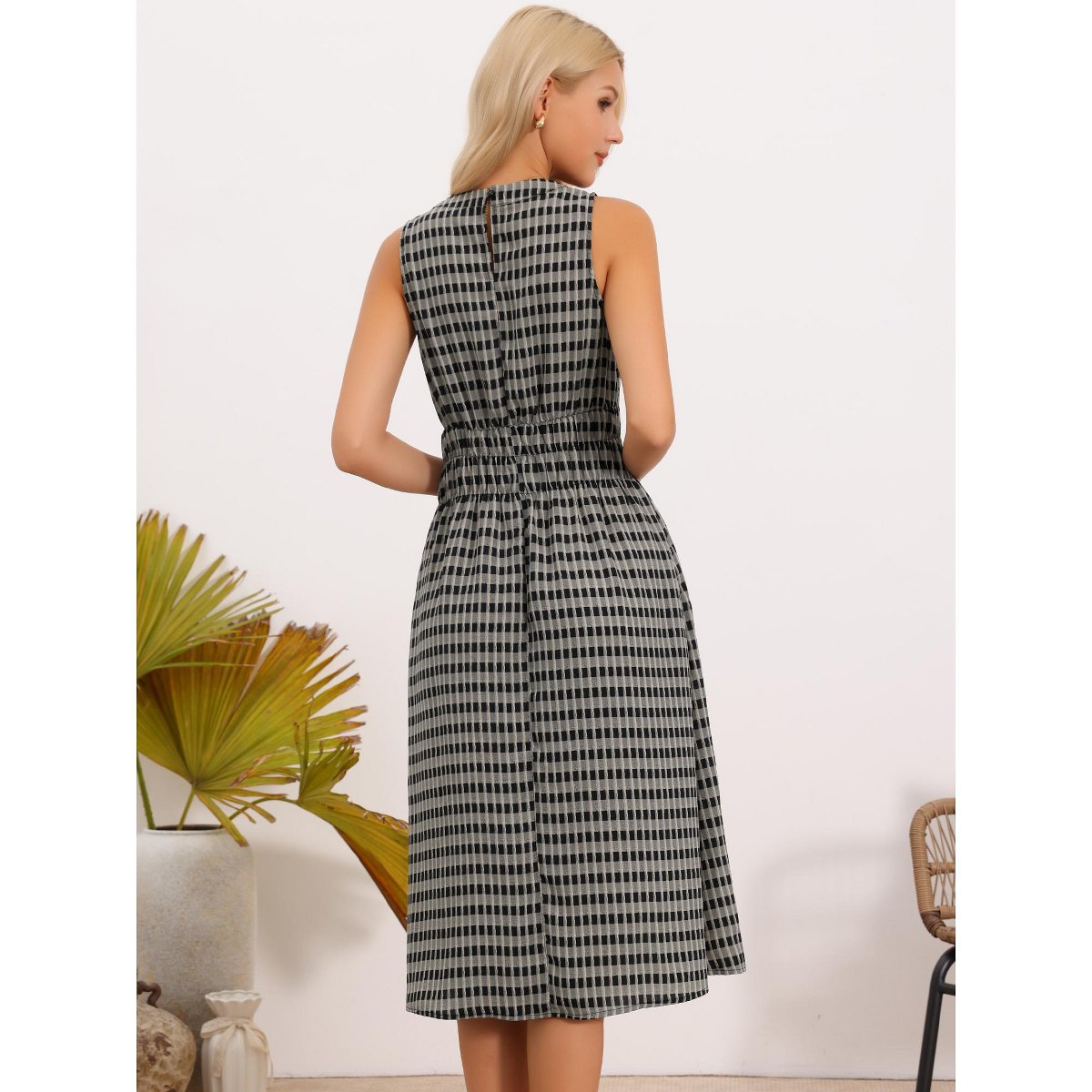 Женские платья INSPIRE CHIC Women's Sleeveless Plaid Crew Neck Smocked Waist A-Line Midi Dress Small Black — фото 3