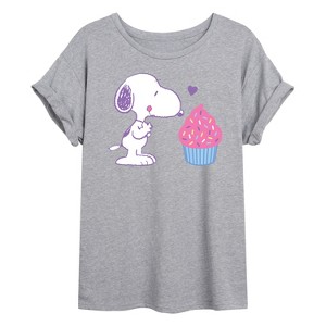 Women's - Peanuts - Snoopy Heart Cupcake Oversized Graphic T-Shirt - 1 of 4