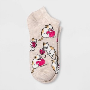 Women's Fuzzy Cats and Yarn Low Cut Socks - Oatmeal 4-10: Lightweight Knit, Tagless Design - 1 of 1