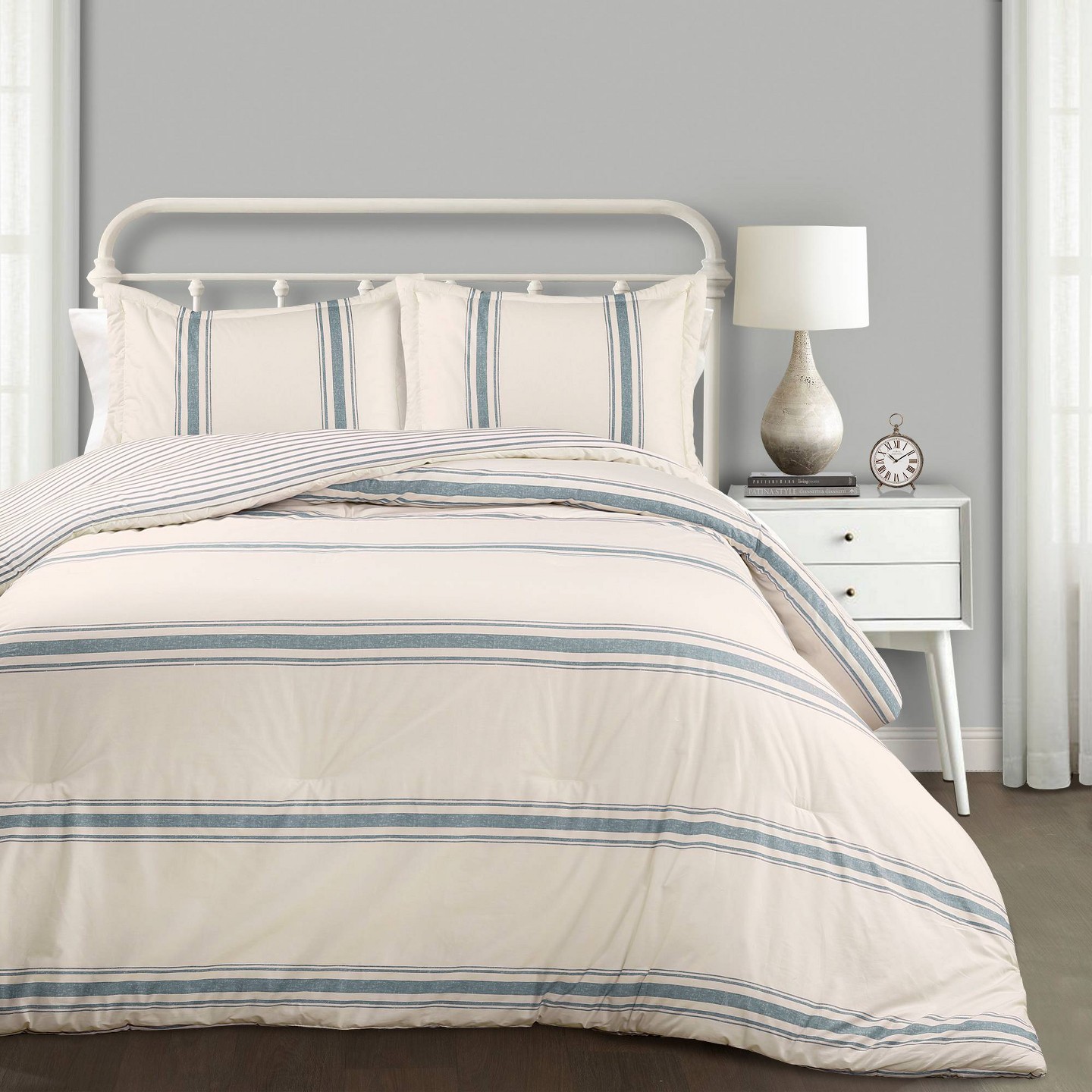 Постельное бельё Lush Decor 3pc California King Farmhouse Stripe Reversible Oversized Comforter Set Blue: Year-Round Quilted Bedding Sets with Shams, цвет: Полосатый — фото 1