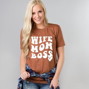 Simply Sage Market Wife Mom Boss Wavy Heart Short Sleeve Tee - XL - Rust - 1 of 4
