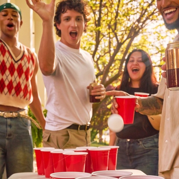 What Do You Meme? Buzzed Drinking Pong Bundle – Tarjetas, Vasos y Pelotas, 2+ Jugadores 6