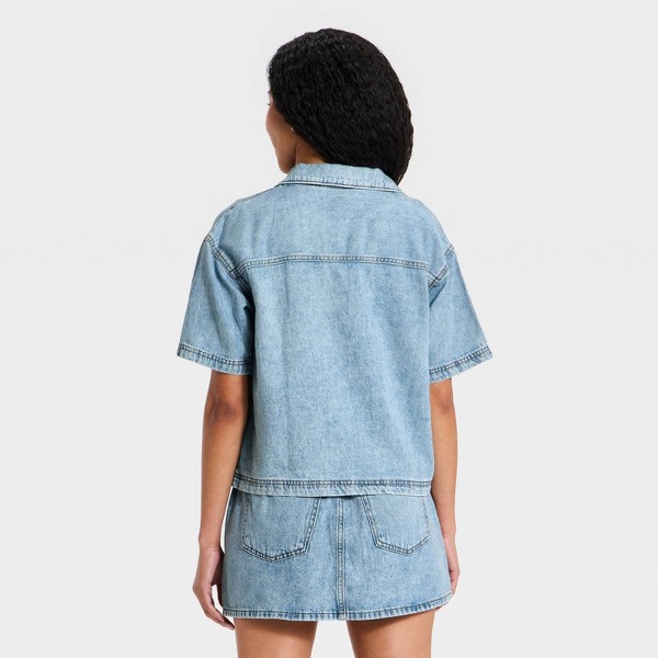 Camisa de Mezclilla para Playa con Cuello y Manga Corta para Mujer - Universal Thread™ Lavado Claro 2