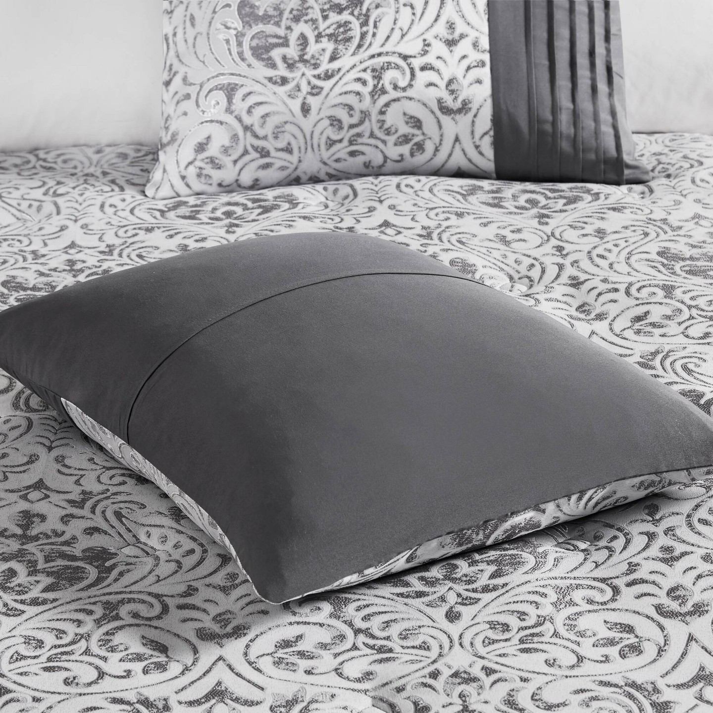 Комплект с одеялом Madison Park 12pc Queen Grace Jacquard Comforter Set with Bed Sheet Silver, цвет: Серебряный — фото 8