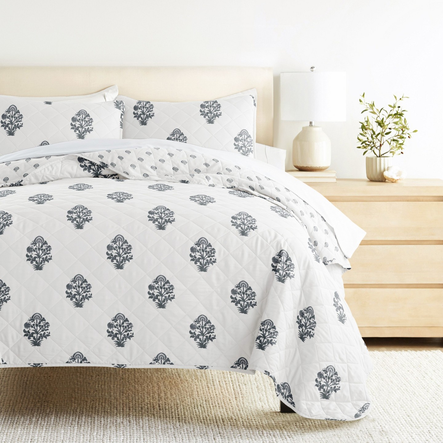 Комплект с покрывалом Becky Cameron Quilted Coverlet Set – Ultra-Soft Lightweight Bedding in Stamped Bloom Pattern, Stamped Bloom Dusk Blue, King/California King, цвет: Синий — фото 3
