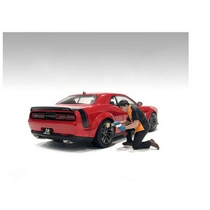 "Detail Masters" Figure 1 (Wheel Cleaning) for 1/24 Scale Models by American Diorama - 1 of 3