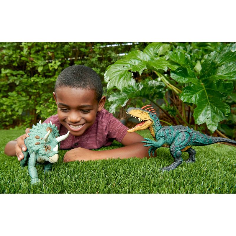 Jurassic World Triceratops Gigantic Trackers Action Figure, 4 of 8