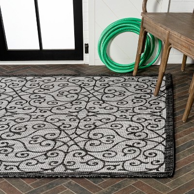 Boho-Chic Spanish Filigree Light Gray & Black 9'x12' Outdoor Rug