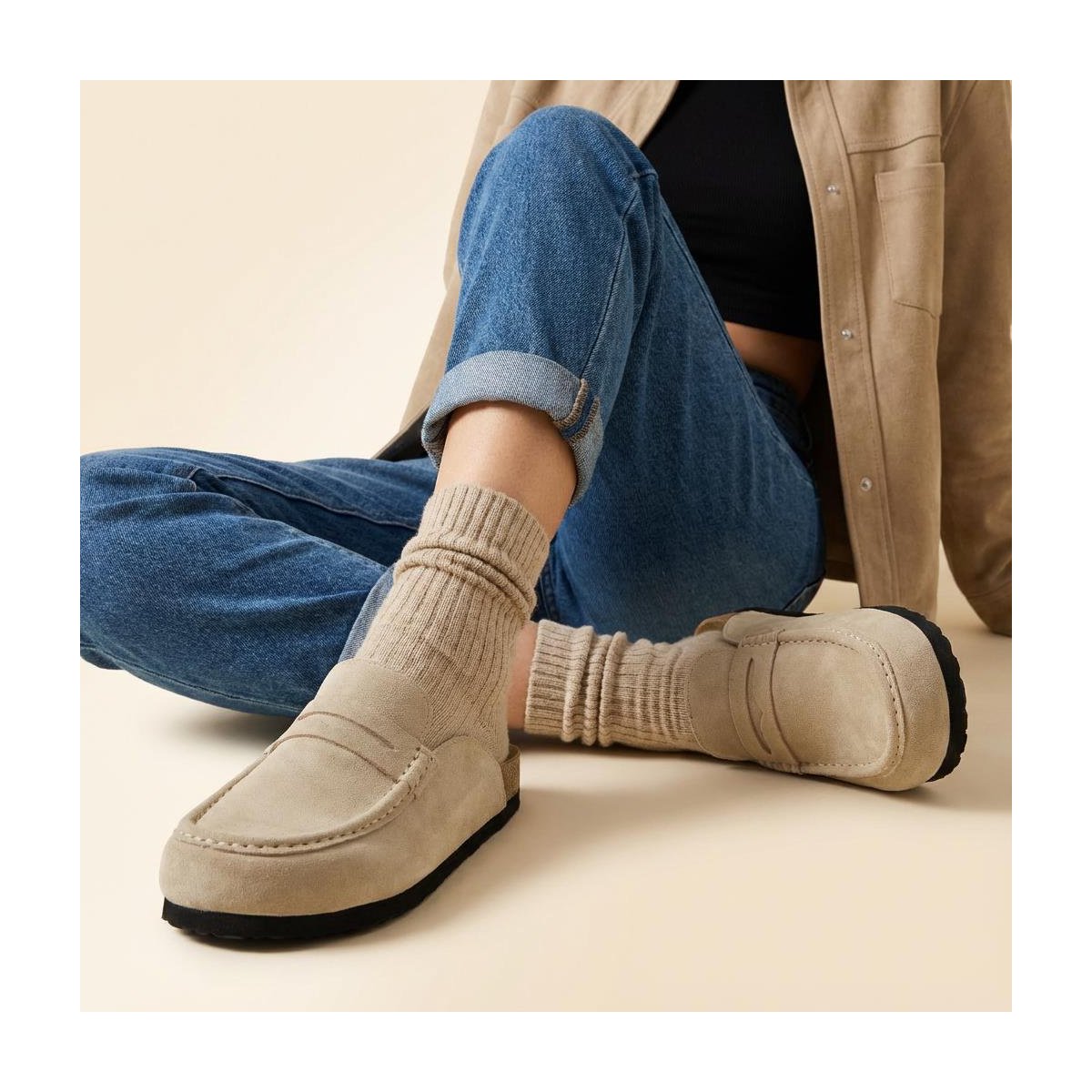 Женские сабо CUSHIONAIRE Fondu Genuine Leather Mule Clogs for Women, Comfortable Slip On Womens Shoes with Penny Strap Accent and Memory Foam Footbed, Biscuit 10 — фото 3