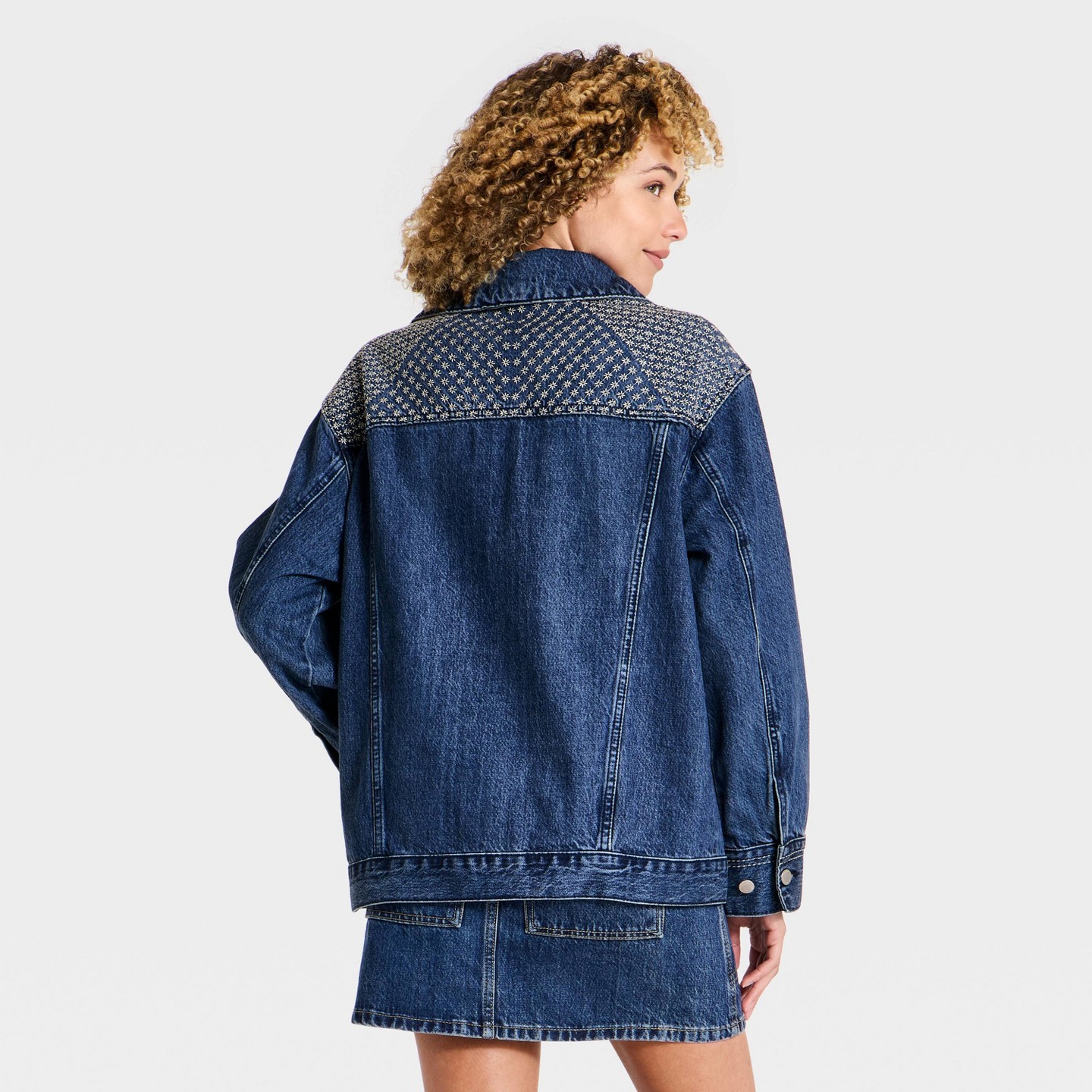 Женская куртка Universal Thread Relaxed Embroidered Denim Jacket, цвет: Джинсовый — фото 2
