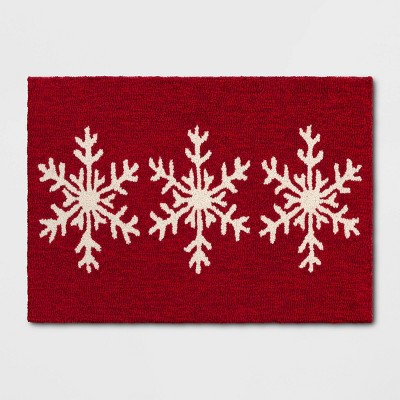 Indoor/Outdoor Snowflakes Holiday Hooked Accent Rug