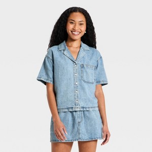Camisa de Mezclilla para Playa con Cuello y Manga Corta para Mujer - Universal Thread™ Lavado Claro