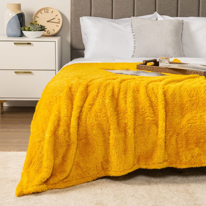 PAVILIA Plush Throw Blanket for Couch Bed, Faux Shearling Blanket and Throw for Sofa Home Decor, 5 of 10