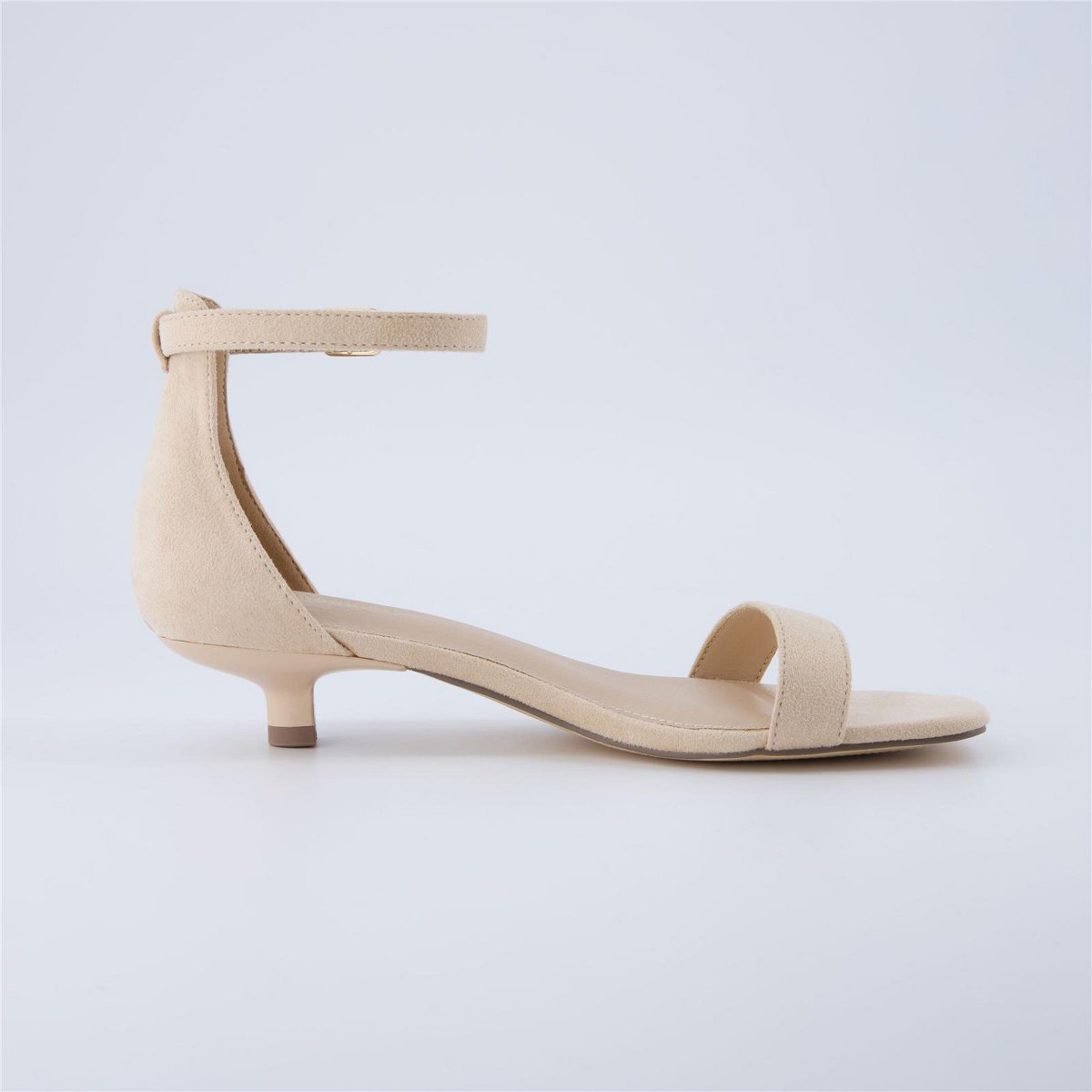 Женские сандалии CUSHIONAIRE Solo Women’s Kitten Heel Dress Sandal – 1 Band Ankle Strap Heel with Cushioned Footbed & Faux Suede Upper, Natural 6 — фото 5