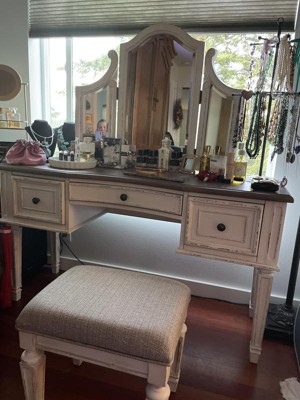 Realyn Vanity/Mirror/Stool