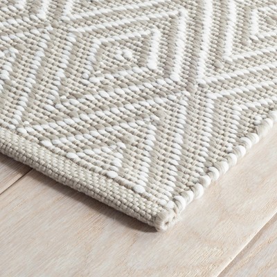 Platinum and White Diamond Pattern 4' x 6' Reversible Rug