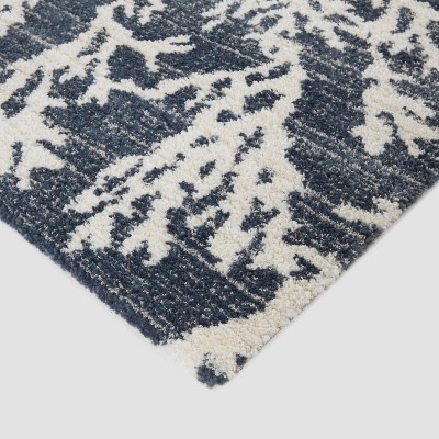Navy and White Synthetic Coastal Coral Area Rug, 5'3" x 7'