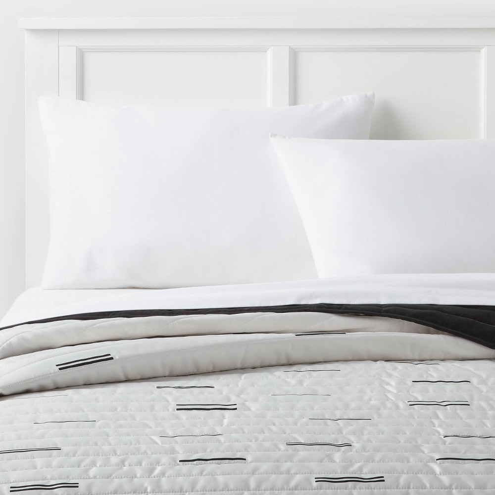 Photos - Bed Linen King Satin Quilt White/Black - Room Essentials™