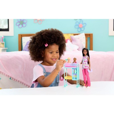 Детские куклы Barbie Careers Baby Doctor Playset with Brunette Fashion Doll, 2 Baby Dolls, Exam Table & Accessories — фото 2