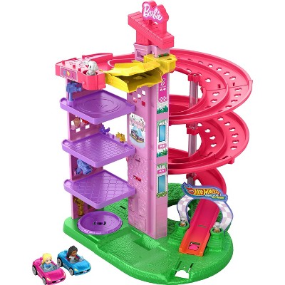 Hot Wheels RacerVerse Barbie Spiral Race Playset with Barbie “Malibu” & Barbie “Brooklyn” Toy Car