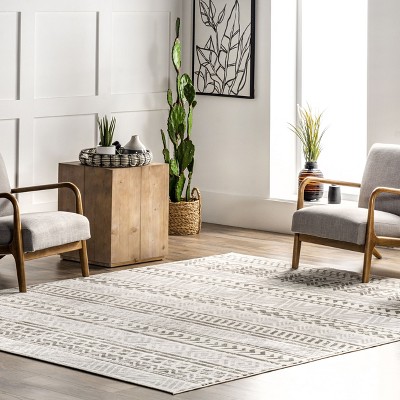 Light Grey Geometric Patterned Synthetic 4' x 6' Area Rug