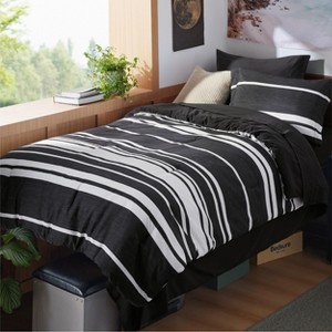 Bedding Set with Cationic Dyeing for Striking Double-Sided Contrast - 1 of 4