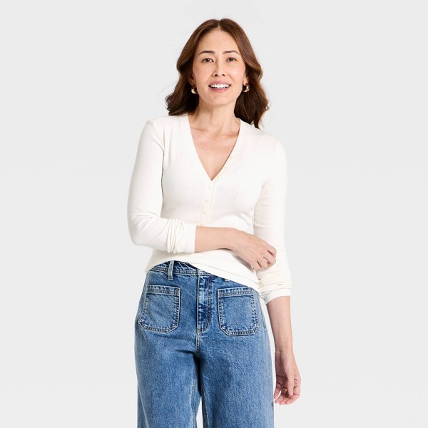 Camisa henley de cuello profundo y manga larga para mujer - Universal Thread™