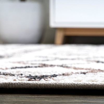 Ivory and Brown Reversible Diamond Synthetic Area Rug 5x8