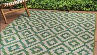 Green Geometric Trellis Indoor/Outdoor Nylon Runner Rug 2'x7'
