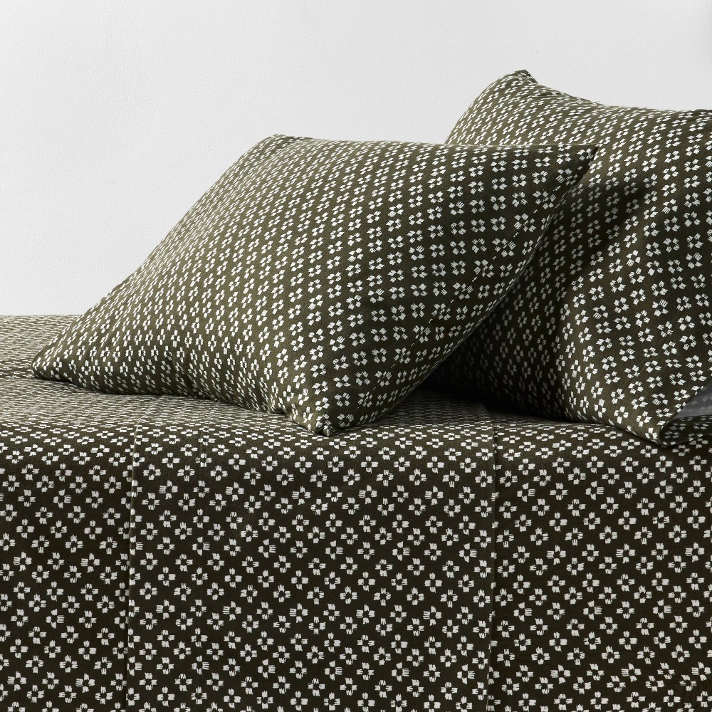 Full Christmas Ultra Soft Flannel Sheet Set Green Geo - Threshold™