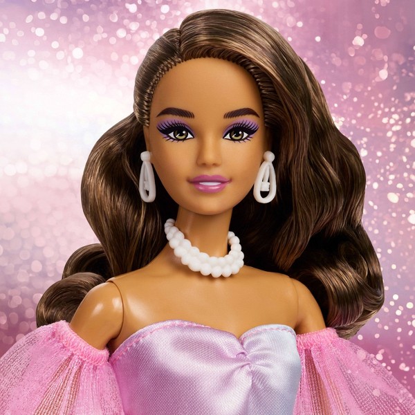 Muñeca Barbie Signature Birthday Wishes con cabello castaño y vestido con efecto arcoíris pastel 3