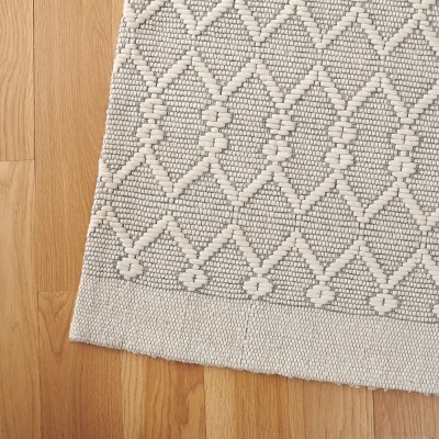 Ivory Hand-Tufted Wool and Synthetic Round Area Rug