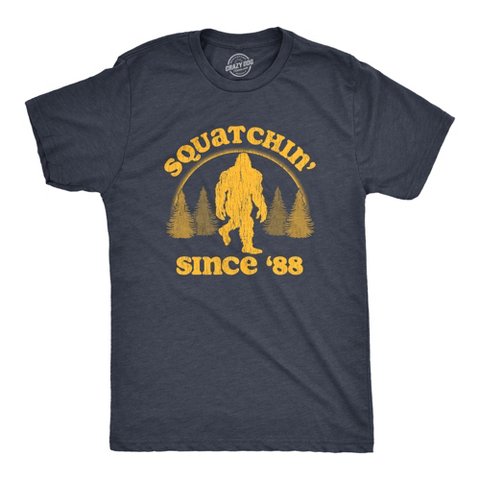 Мужские футболки Crazy Dog T-Shirts, Inc. Mens Squatchin Since 88 T Shirt Funny Cool Retro Sasquatch Bigfoot Novelty Tee for Guys - Crazy Dog Men's T Shirt For Retro Fans Navy 5XL