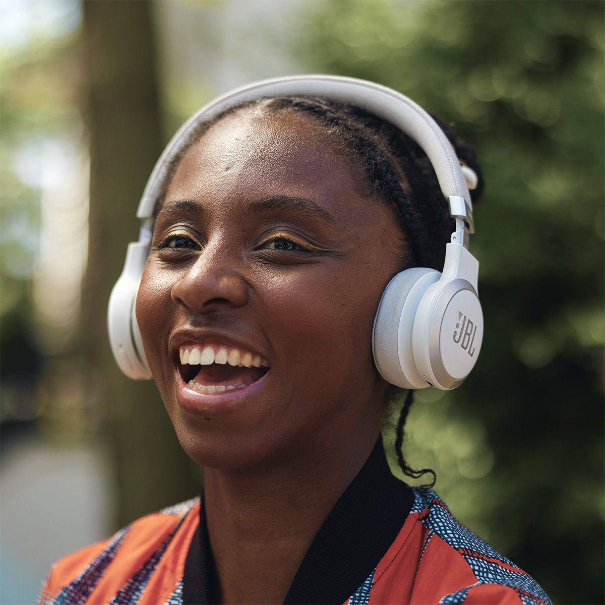 JBL Live 670NC Wireless On-Ear Adaptive Noise Cancelling Headphones (White) - thumbnail 2