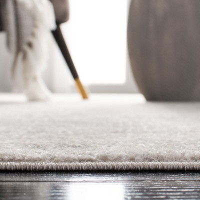 Chic Ivory & Silver 6' Round Synthetic Easy-Care Area Rug