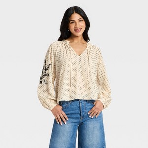 Blusa con mangas obispo largas, bordados y escote en V para mujer - Universal Thread™