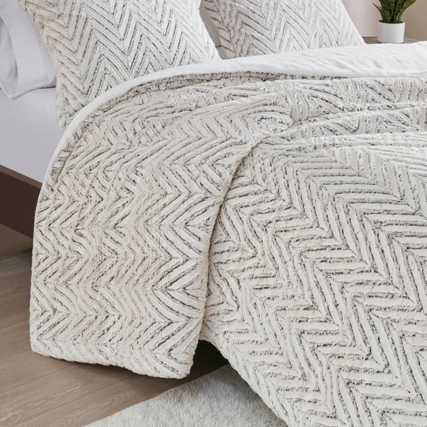 Комплект с одеялом Madison Park Ivory Aurora Plush Down Alternative Comforter Set King/California King, Geometric Pattern, Oeko-Tex Certified, цвет: Слоновая кость — фото 4