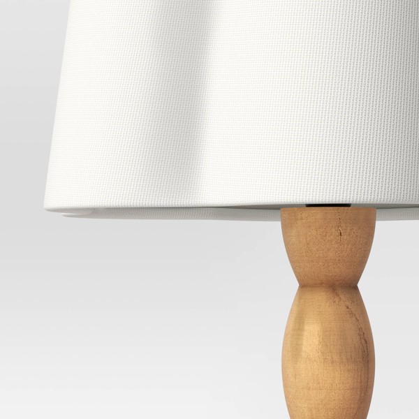 Lámpara de mesa de madera torneada con pantalla festoneada - Room Essentials™ 4