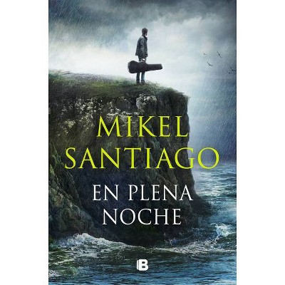 En Plena Noche / In the Middle of the Night - by  Mikel Santiago (Paperback)