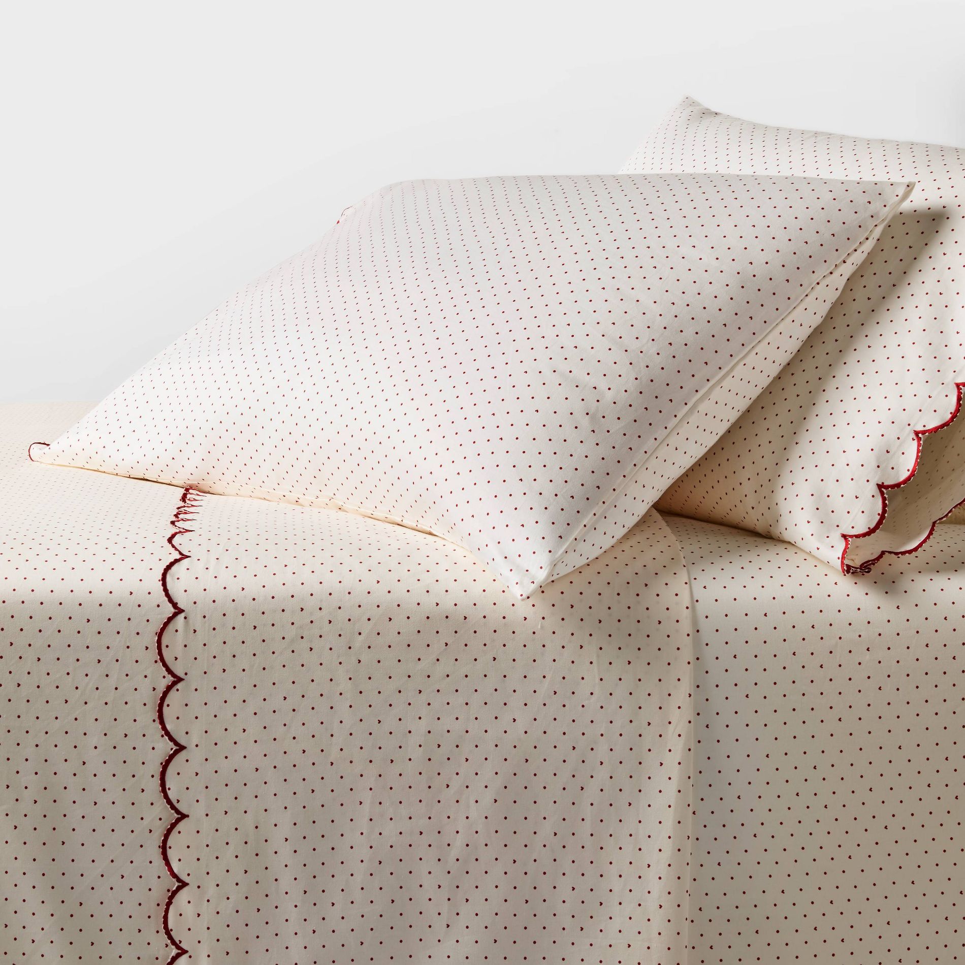 Queen 400 Thread Count Performance Sheet Set Ivory Printed Dot with Red Scallop Hem - Threshold™