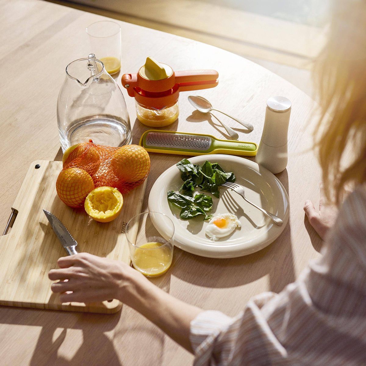 Joseph Joseph Juice Max Plus Dual Action Citrus Press with Measuring Cup - thumbnail 6