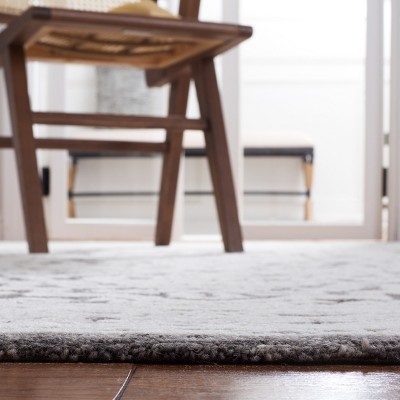 Elegant Floral Bliss Light Grey/Cream Synthetic 4' x 6' Area Rug