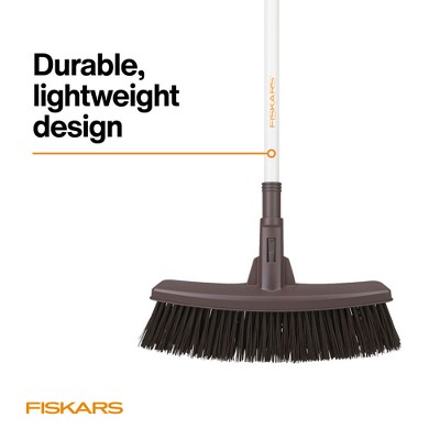 Fiskars Lightweight Outdoor Broom Metal
