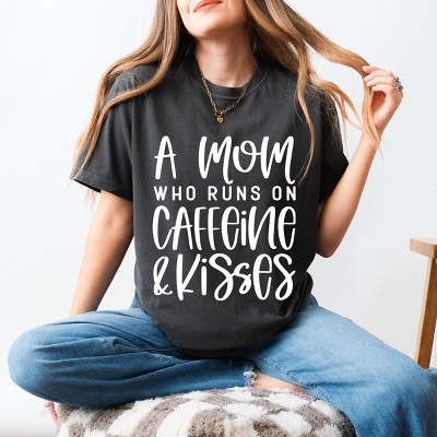 Simply Sage Market A Mom Who Runs On Caffeine And Kisses Garment Dyed Tee - L - Pepper